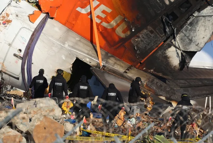 제주항공 여객기 참사 7일째인 4일 오후 무안국제공항 사고 현장에서 마무리 수색 작업을 하던 경찰특공대원들이 구명 조끼를 들고 현장을 나서고 있다. 2025.1.4 연합뉴스