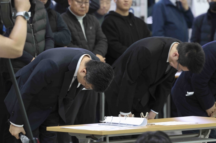 고준 AK홀딩스 대표이사가 4일 전남 무안군 무안국제공항에서 제주항공 참사 유가족들에게 고개를 숙이고 있다. 제주항공 모기업인 애경그룹 소유 호텔에서 사고 이후 연말 경품행사를 진행해 제주항공 여객기 참사 유가족대표단들이 항의했다. 2025.1.4 뉴시스