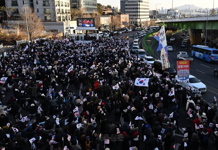 2일 오후 서울 용산구 한남동 대통령 관저 인근에서 탄핵 반대 집회가 열리고 있다. 2025.1.2홍윤기 기자