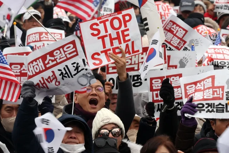 5일 서울 용산구 한남동 대통령 관저 인근에서 시민들이 윤석열 대통령을 지지하는 탄핵 반대 집회를 하고 있다. 뉴시스