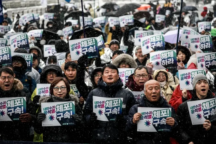 5일 서울 용산구 대통령 관저 인근에서 열린 내란수괴 윤석열 신속 체포 촉구 긴급 기자회견에서 민주노총 조합원을 비롯한 시민단체 회원들이 구호를 외치고 있다. 뉴시스