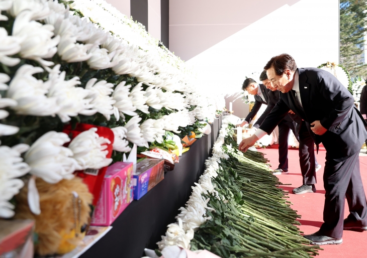 김기문(오른쪽) 중소기업중앙회장이 지난 2일 서울시청 본관 앞에 마련된 ‘제주항공 여객기 사고 희생자 합동분향소’를 방문해 조의를 표하고 있다. 중소기업중앙회 제공