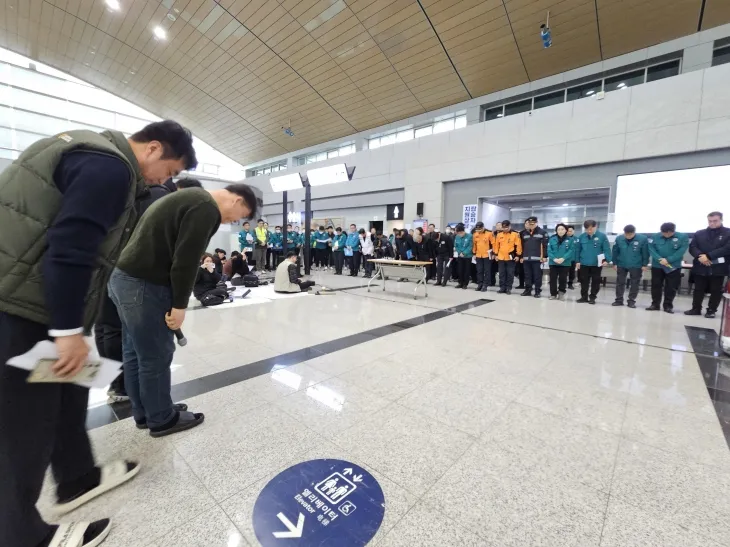 제주항공 참사 희생자 대표 박한신씨와 유가족들이 5일 오전 전남 무안국제공항에서 열린 정부합동 브리핑에서 사고 이후 수습 과정을 함께해 준 정부 및 지방자치단체 공무원들에게 감사 인사를 하고 있다. 무안 뉴스1