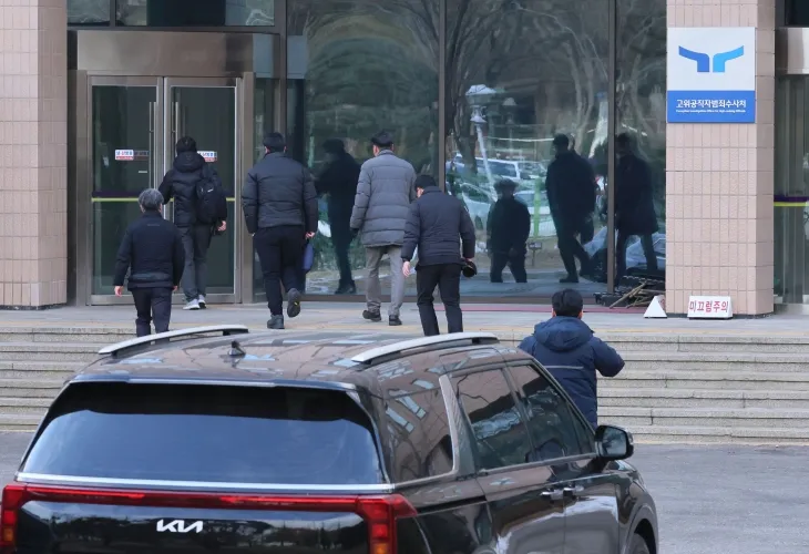 윤석열 대통령의 체포영장 집행에 나섰던 고위공직자범죄수사처 수사관들이 3일 오후 정부과천청사 공수처로 돌아오고 있다. 2025.1.3. 연합뉴스