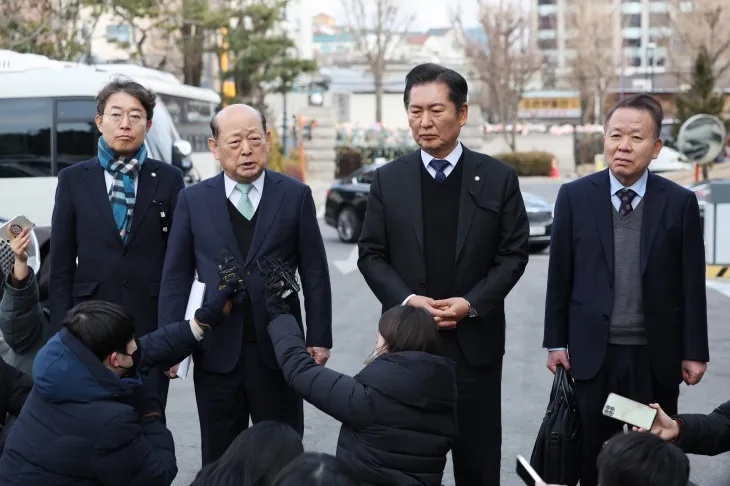 윤석열 대통령의 탄핵심판 사건 2회 변론준비기일인 3일 오후 국회측 법률대리인단 공동 대표 김이수 전 헌법재판관(오른쪽부터), 정청래 국회 탄핵소추단장, 송두환 전 인권위원장, 최기상 민주당 의원이 서울 종로구 헌법재판소 출석에 앞서 취재진의 질문에 답하고 있다. 2025.1.3. 연합뉴스