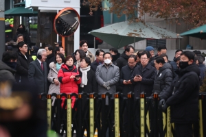 두꺼운 패딩, 목도리…새벽부터 尹관저 앞 집결한 與의원들 “사기 탄핵”