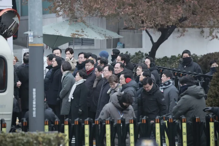 윤석열 대통령의 체포영장 유효기간 마지막 날인 6일 서울 용산구 대통령 관저 앞에서 국민의힘 의원들이 모여 있다. 2024.01.06 뉴시스