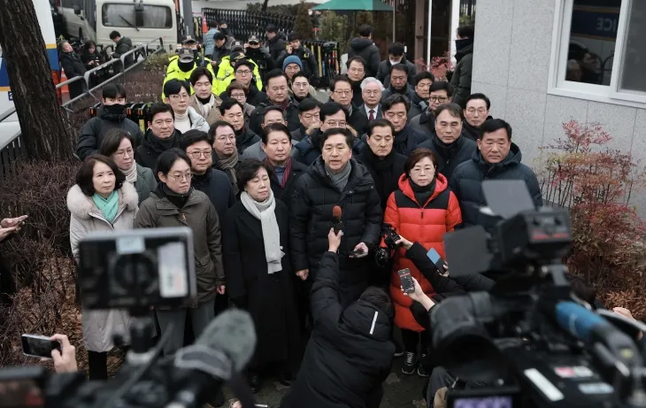 국민의힘 김기현 의원을 비롯한 소속 의원들이 6일 서울 용산구 대통령 관저 앞에 모인 취재진에게 입장을 밝히고 있다. 2025.1.6 공동취재