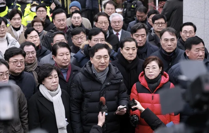 국민의힘 김기현 의원을 비롯한 소속 의원들이 6일 서울 용산구 대통령 관저 앞에 모인 취재진에게 입장을 밝히고 있다. 2025.1.6 공동취재