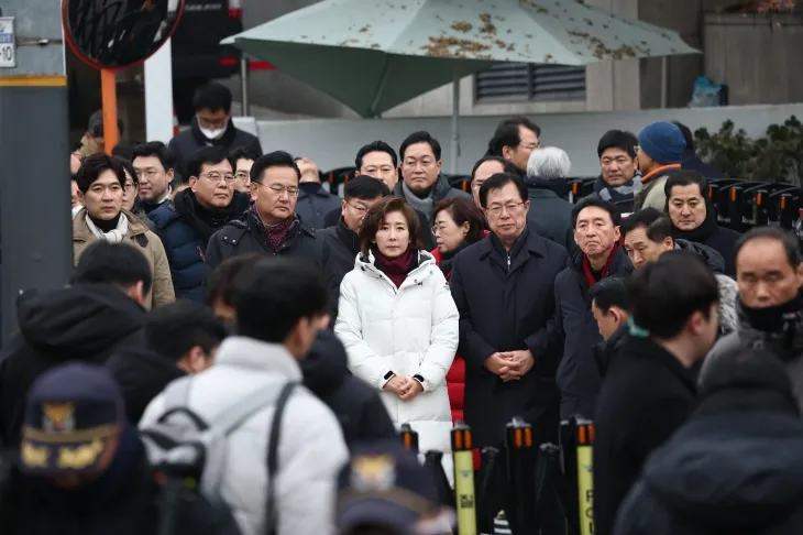 윤석열 대통령의 체포영장 유효기간 만료일인 6일 오전 서울 용산구 한남동 대통령 관저 앞에 국민의힘 나경원, 유상범, 김석기, 김기현 등 의원들이 대기하고 있다. 2025.1.6 연합뉴스