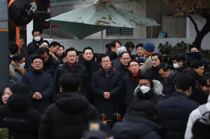 윤석열 대통령의 체포영장 유효기간 만료일인 6일 오전 서울 용산구 한남동 대통령 관저 앞에 국민의힘 유상범, 이만희, 김석기, 박대출, 이용, 김기현 등 의원들이 대기하고 있다. 2025.1.6 연합뉴스