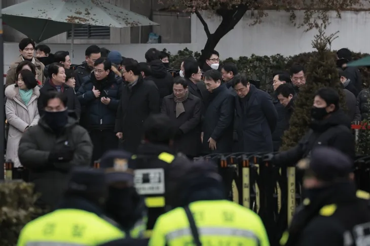 6일 서울 용산구 대통령 관저 앞에 모인 국민의힘 의원들이 대화를 나누고 있다. 2024.01.06 뉴시스