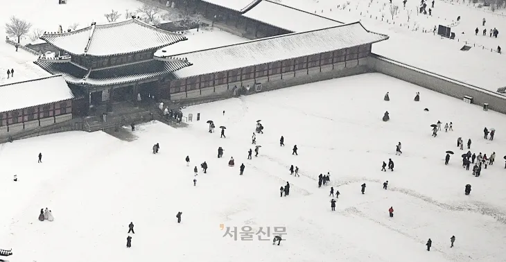 절기상 소한인 지난 5일 서울과 수도권을 비롯한 곳곳에 대설특보가 내려진 가운데 서울 경복궁과 광화문 일대에 눈이 쌓여 있다. 홍윤기 기자