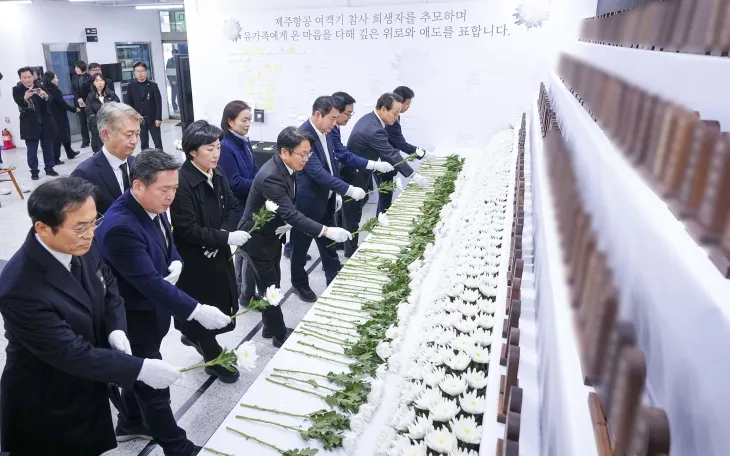 지난 5일 광주 동구 전일빌딩245 1층으로 이전한 ‘제주항공 여객기 참사 희생자 합동분향소’에서 강기정 광주시장과 신수정 광주시의회 의장, 이정선 광주시교육감, 5개 구청장 등이 합동 참배를 하고 있다. 광주광역시 제공