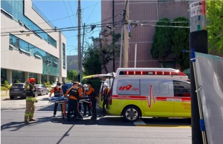 충남 천안준법지원센터에서 불이나 환자가 이송되고 있다. 서울신문DB