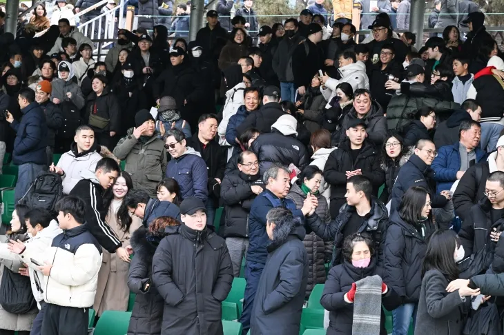 6일 충남 논산 육군훈련소를 찾은 입영 장정과 가족들이 작별 인사를 하고 있다. 육군 제공