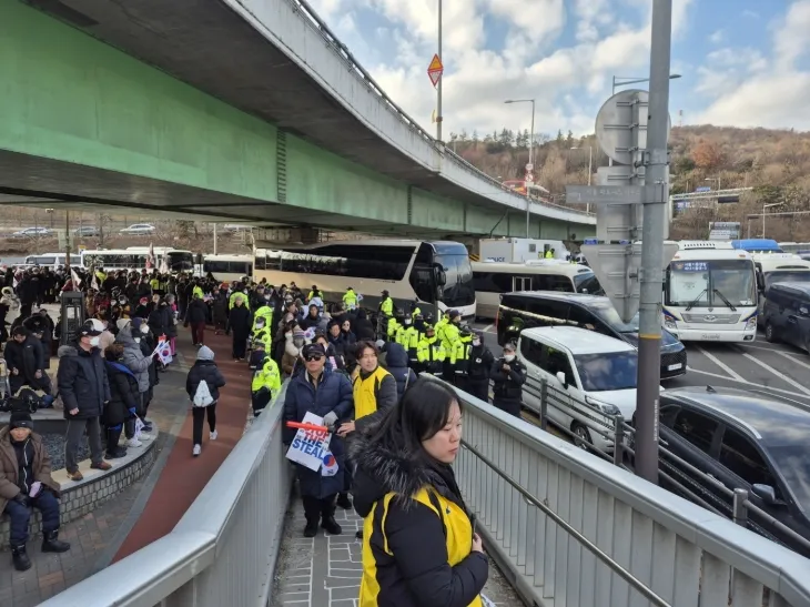 서울 용산구청 직원들이 지난 4일 북한남 삼거리 육교 하부에서 인파 관리를 하고 있다. 용산구 제공