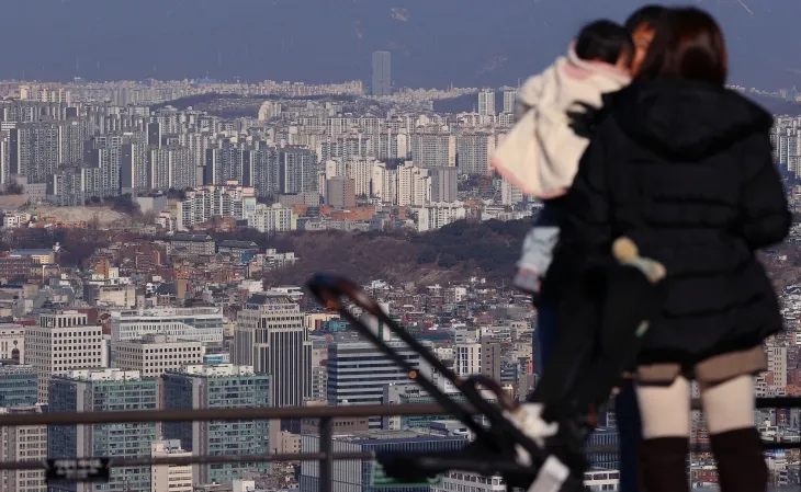 지난달 31일 서울 남산에서 바라본 시내 아파트 단지. 연합뉴스