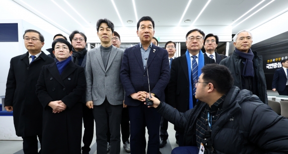 공수처장 탄핵 거론한 野… 이재명 “경호처 제지 안 한 崔대행도 내란 행위”