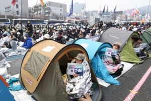 목숨 건 버스 타기, 밤 소음에  뜬눈… 한남동 주민들 “욕 나온다”