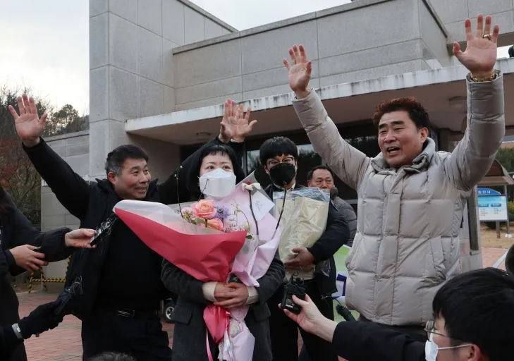 사건 발생 만 24년 만에 재심에서 무죄를 선고받은 김신혜씨가 6일 전남 장흥군 용산면 장흥교도소에서 취재진의 질문을 받고 있다. 2025.1.6 연합뉴스