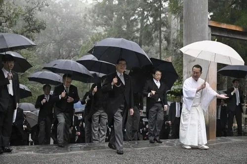 이시바 시게루 일본총리(가운데)가 6일 미에현 이세시 이세신궁(伊勢神宮)을 참배하고 있다.  미에 교도 연합뉴스