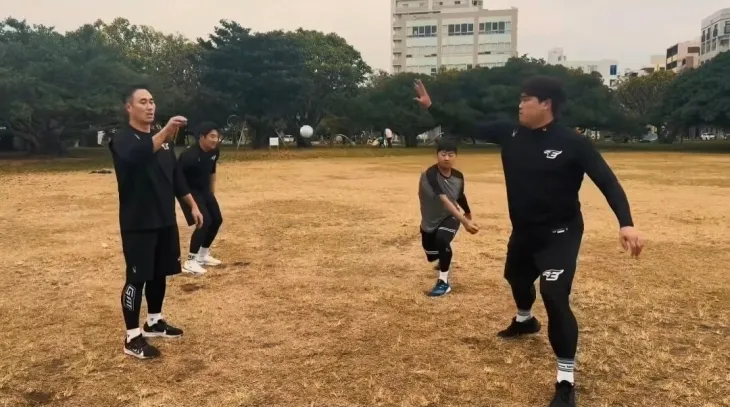 지난 2일 일본 오키나와로 자율 훈련을 떠난 류현진(앞줄 오른쪽)과 장민재(왼쪽) 등 한화 이글스 투수들이 현지 공원에서 공을 주고받으며 몸을 풀고 있다.  류현진재단 인스타그램