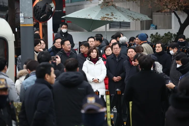 서울서부지법이 윤석열 대통령에 대해 발부한 체포영장 유효기간 만료일인 6일 오전 서울 용산구 한남동 대통령 관저 앞에 국민의힘 나경원, 유상범, 김석기, 김기현 등 의원들이 대기하고 있다.  연합뉴스