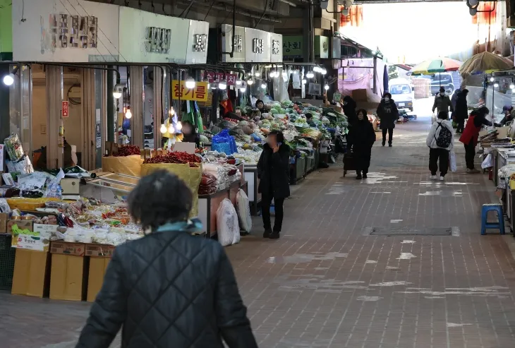 24일 서울의 한 전통시장이 썰렁한 모습이다. 한국은행에 따르면 비상계엄 사태로 정치적 불확실성이 커지고 금융시장 변동성이 확대되면서 12월 소비심리가 코로나19 팬데믹 이후 가장 큰 폭으로 악화했다. 2024.12.24 연합뉴스