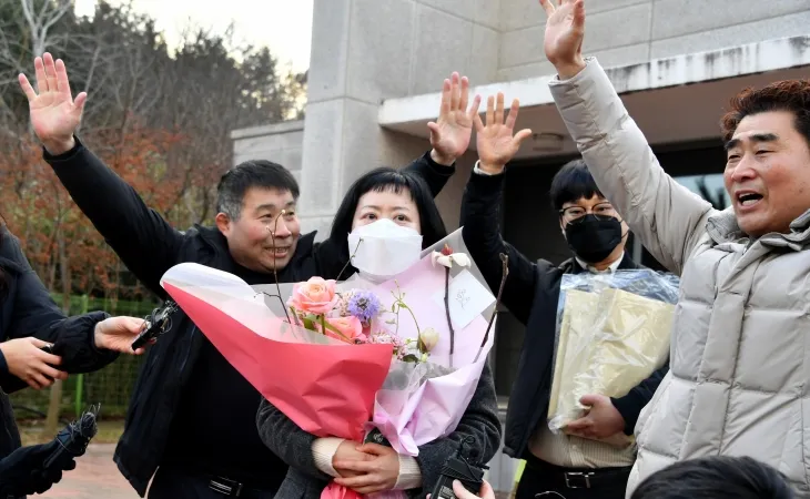 6일 전남 장흥군 용산면 장흥교도소 앞에서 존속살해 무기수 복역 중 24년 만에 재심서 무죄가 인정된 김신혜(47·여)씨가 석방 직후 윤성여(왼쪽)씨와 장동익(오른쪽)씨의 축하를 받고 있다. 뉴시스