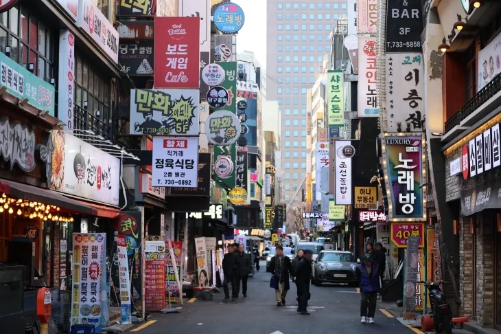 31일 서울 종로구 식당가가 한산한 모습이다. 12·3 비상계엄 사태로 연말 모임이 줄줄이 취소된 데 이어 지난 29일 무안국제공항에서 제주항공 여객기 참사까지 발생하면서 골목상권이 꽁꽁 얼어붙었다. 정부가 다음 달 4일까지 국가 애도 기간으로 정하면서 기업 송년회가 미뤄지는 등 크고 작은 모임이 취소되는 분위기다. 2024.12.31 연합뉴스