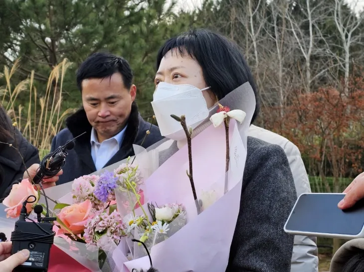 아버지를 살해한 혐의로 무기징역을 확정받은 김신혜 씨(47·여)가 6일 열린 재심을 통해 24년 만에 무죄를 선고 받고 전남 장흥교도소에서 출소한 뒤 소감을 밝히고 있다. 2024.1.6/뉴스1