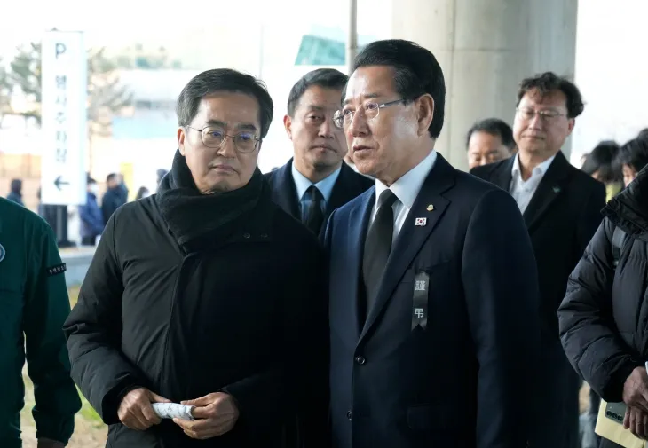 김동연 경기도지사가 1일 제주항공 여객기 사고 희생자 무안공항 합동분향소에서 참배를 위해 기다리고 있다.