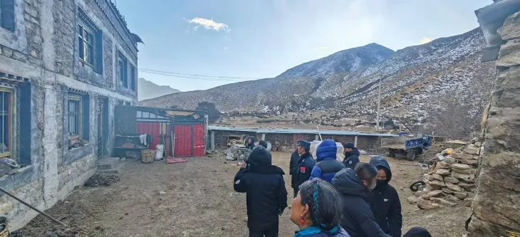 7일 규모 7.1의 강진이 발생한 중국 시짱티베트자치구에서 현지 경찰이 지진으로 파손된 집을 살펴보고 있다. 2025.01.07 시짱 신화 연합뉴스