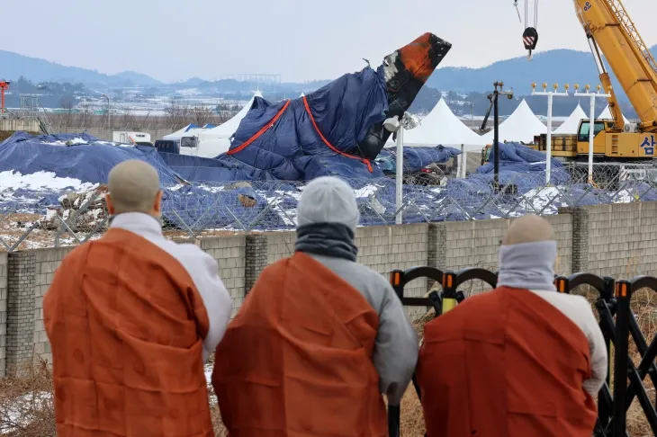 제주항공 여객기 참사 열흘째인 7일 전남 무안군 무안국제공항 사고 현장에서 조계종 스님들이 희생자의 극락왕생을 염원하는 기도를 하고 있다. 연합뉴스