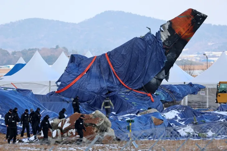 제주항공 여객기 참사 열흘째인 7일 전남 무안군 무안국제공항에서 항공철도사고조사위원회 관계자와 경찰특공대원이 사고 현장을 살피고 있다. 2025.1.7. 연합뉴스