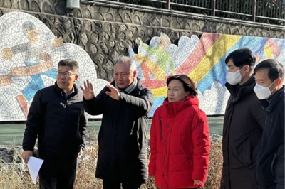 이병윤 서울시의회 교통위원장, 정릉천 맨발걷기 황톳길 생겨…노력의 결실