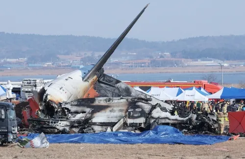 29일 오전 9시 3분께 전남 무안국제공항에서 181명이 탑승한 여객기가 추락해 소방대원들이 사고 수습 작업을 하고 있다. 사고가 난 항공기는 방콕발 제주항공 2216편으로, 랜딩기어 고장으로 동체 착륙하던 중 사고가 난 것으로 파악되고 있다. 2024.12.29 뉴스1