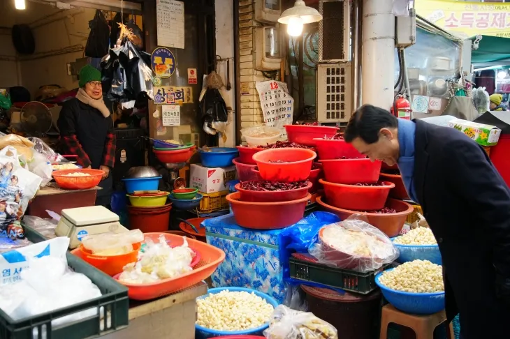 이승로(오른쪽) 서울 성북구청장이 지난해 말 한 전통시장에서 상인들과 인사하고 있다. 성북구 제공