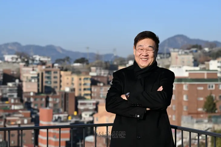 정문헌 서울 종로구청장이 7일 창신소통공작소에서 ‘미래형 스마트 그린도시’로의 변모를 준비하고 있는 창신동을 배경으로 신년 인터뷰를 하고 있다. 홍윤기 기자