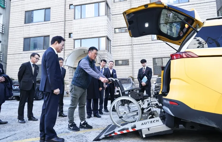 ‘모두가 누리는 생활복지’ 실현을 새해 주요 도정 방향으로 제시한 박 지사가 광역이동지원센터에 찾아 교통약자 맞춤형 이동 서비스 지원 절차를 점검하고 있다. 경남도 제공