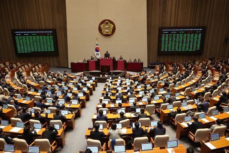 지난달 12일 오후 국회 본회의에서 ‘윤석열 정부의 위헌적 비상계엄 선포를 통한 내란 행위의 진상규명을 위한 특별검사 임명 등에 관한 법률안’이 통과되고 있다. 2024.12.12 연합뉴스