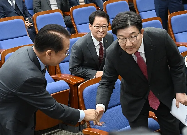 권영세 국민의힘 비상대책위원장과 권성동 원내대표가 8일 국회에서 열린 의원총회에서 악수하고 있다. 2025.1.8 홍윤기 기자