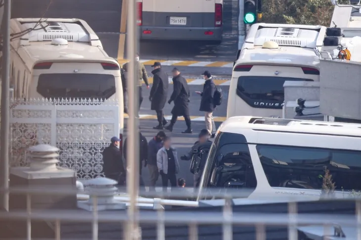 고위공직자범죄수사처가 윤석열 대통령에 대한 체포영장을 다시 발부받은 다음 날인 8일 오전 서울 용산구 한남동 대통령 관저 앞에서 입구를 막은 버스가 잠시 빠지며 문이 열리고 있다. 2025.1.8 연합뉴스