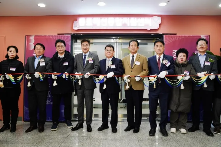 정문헌(왼쪽 네 번째) 서울 종로구청장이 지난 7일 창신동 종로 패션종합지원센터 개관식에서 기념사진을 찍고 있다.   종로구 제공