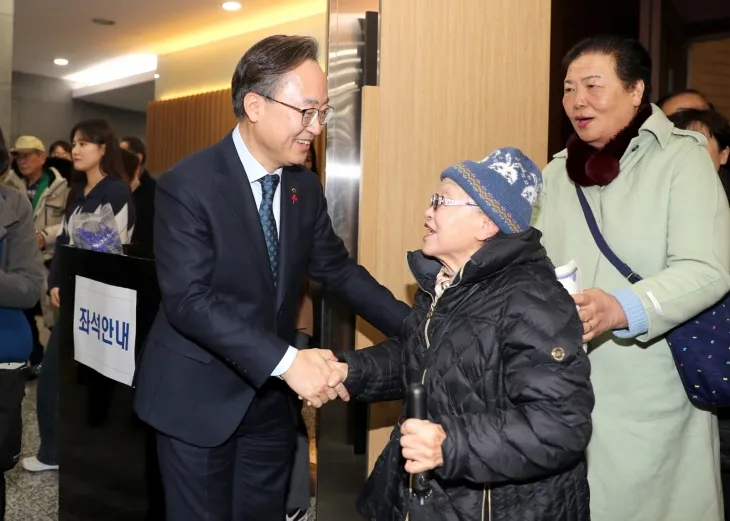 유성훈 서울 금천구청장이 지난해 새해인사회에서 주민과 악수하고 있다.   금천구 제공