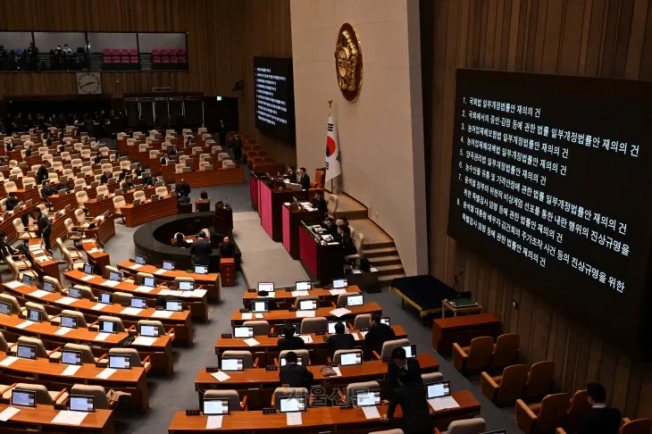 8일 오후 서울 여의도 국회에서 열린 제420회국회(임시회) 제4차 본회의에서 ‘쌍특검법(내란·김건희 여사 특검법’과 ‘농업4법(양곡관리법·농수산물가격안정법·농어업재해대책법·농어업재해보험법 개정안)’ 등 안건을 투표하고 있다. 2025.1.8안주영 전문기자