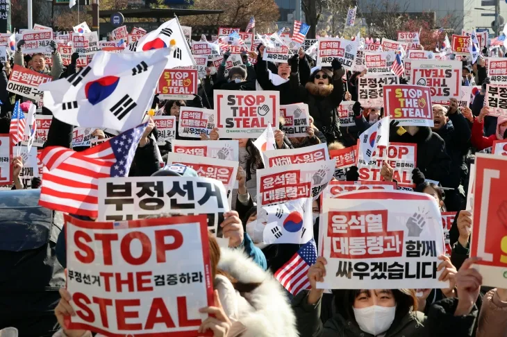 4일 오전 서울 용산구 대통령 관저 인근에서 보수단체 회원들이 태극기와 성조기를 흔들며 윤석열 대통령 지지·응원 집회를 하고 있다. 2025.1.4 뉴스1