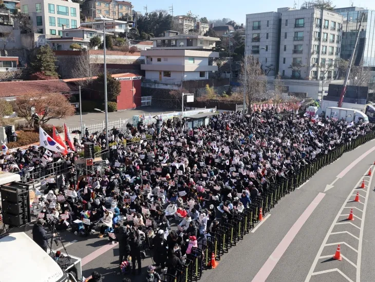 4일 오전 서울 용산구 대통령 관저 인근에서 보수단체 회원들이 윤석열 대통령 지지·응원 집회를 하고 있다. 2025.1.4 뉴스1