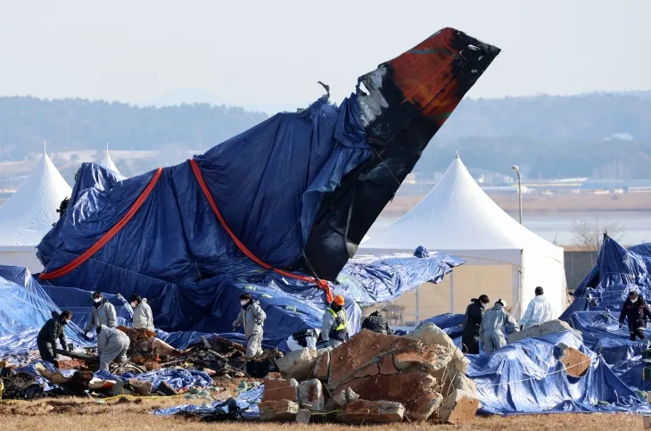 무안 제주항공 참사 11일째인 8일 한미 합동조사단 관계자들이 사고 여객기의 꼬리 날개 주변을 살피고 있다. 한미 합동조사단은 사고 현장에서 엔진과 주 날개 등에 대한 조사를 진행 중이다. 무안 연합뉴스